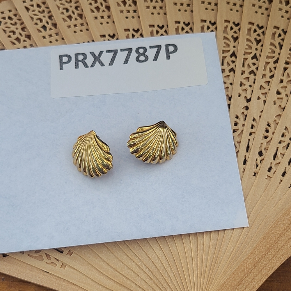 Vintage Clip on Earrings - Picture 4 of 7